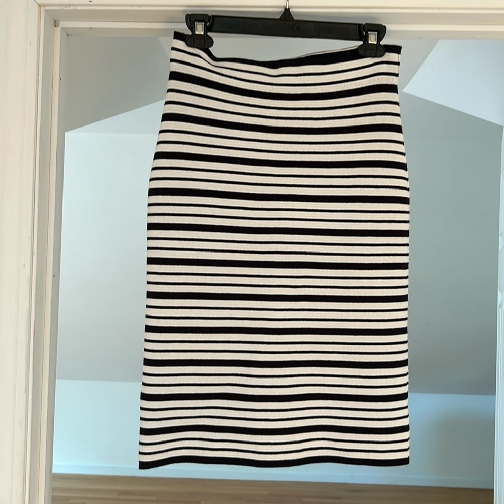 ANNTAYLOR fitted navy/ white pull on high waisted skirt